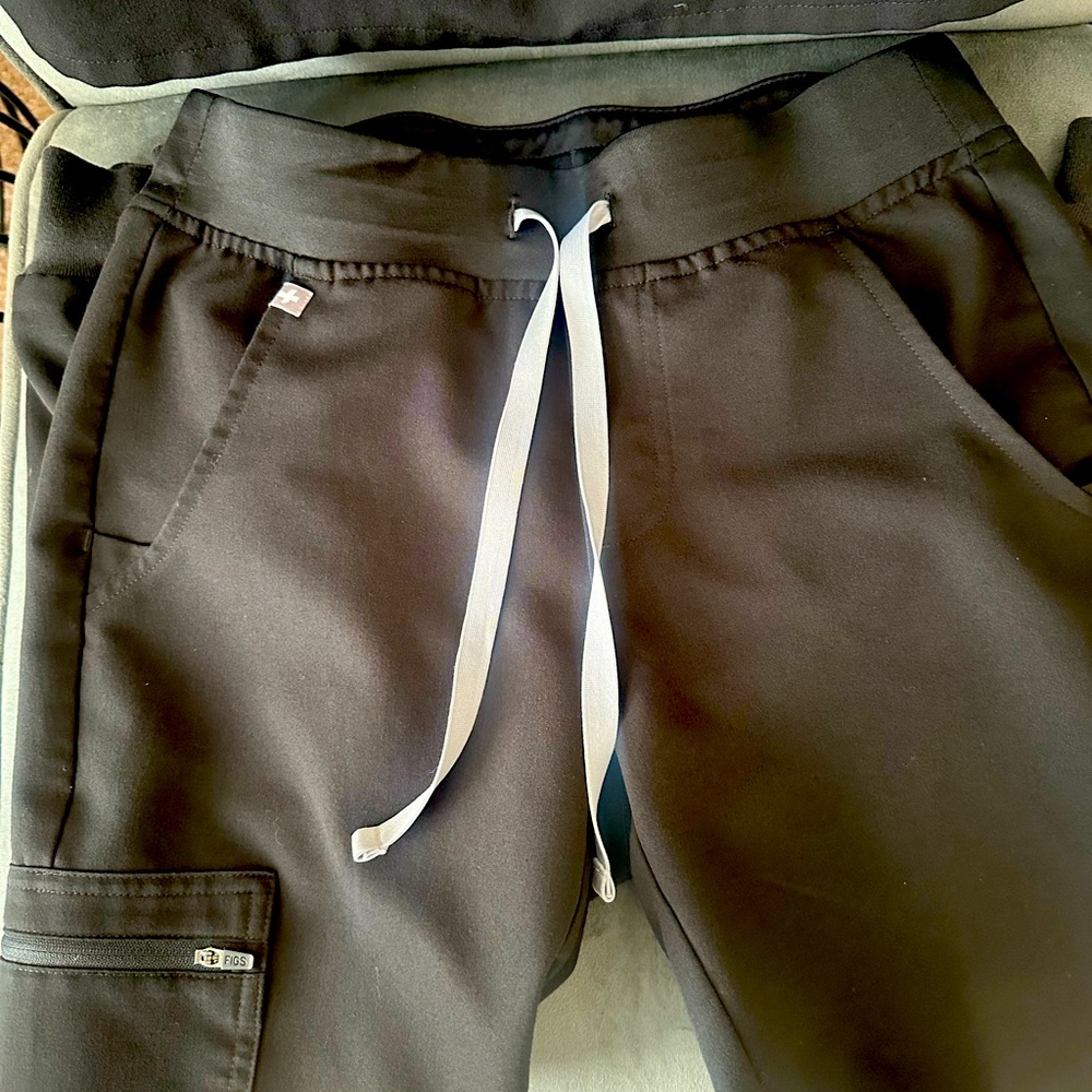 Black FIGS scrubs set. Size XS